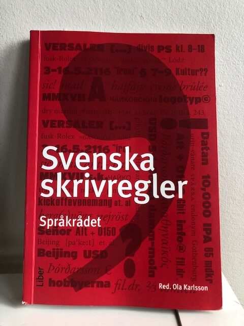 Boken "Svenska skrivregler". Den symboliserar att du som författare inte bör följa alla skrivregler som finns. 